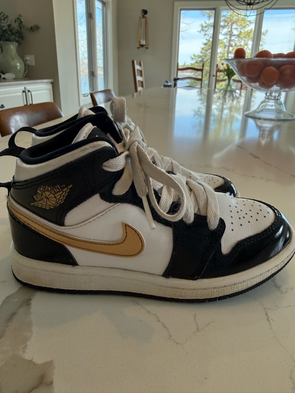 Nike Air Jordan 1 Mid. Boys or Girls.Used but still in good condition.